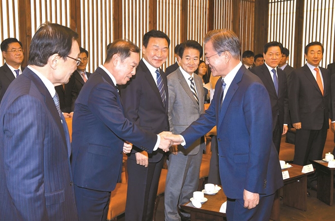 문재인 대통령이 1일 국회 시정연설 전 국회의장실에서 문희상 국회의장 등 5개 헌법기관장 및 여야 지도부와 환담을 하기에 앞서 김병준 자유한국당 비상대책위원장과 악수하고 있다. 앞줄 왼쪽부터 이해찬 더불어민주당 대표, 김 위원장, 손학규 바른미래당 대표, 정동영 민주평화당 대표, 문 대통령, 주승용 부의장, 김성태 한국당 원내대표. 류효진 기자