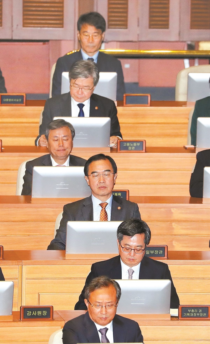 청와대가 경제팀 투 톱인 경제부총리와 청와대 정책실장을 동시 교체하기로 가닥을 잡으면서 후임 인선에 관심이 쏠리고 있다. 1일 국회에서 문재인 대통령의 내년도 예산안 시정연설을 듣고 있는 김동연(앞에서 두 번째) 부총리와 장하성(맨 뒤) 정책실장. 류효진 기자