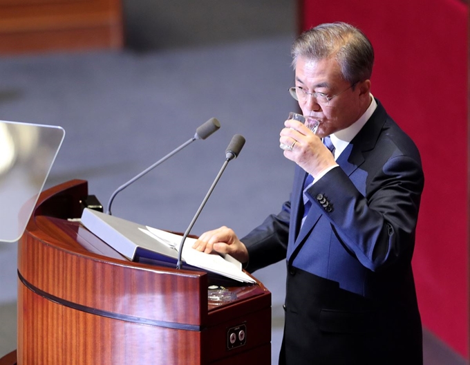 문재인 대통령이 1일 국회 본회의장에서 2019년도 예산안 관련 시정연설을 하다가 물을 마시고 있다. 홍인기 기자