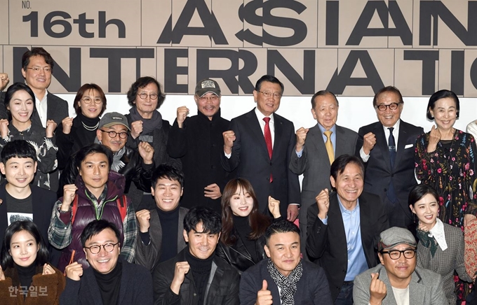 기념촬영 하는 박삼구 금호아시아나그룹 회장을 비롯한 참석자들