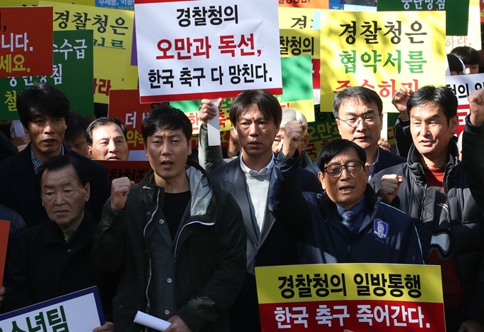 홍명보 대한축구협회 전무 등 축구인들이 2일 오전 청와대 인근에서 경찰청의 선수모집 중단 방침으로 해체 위기에 놓인 아산 무궁화 축구단을 존속시키기 위한 집회를 하고 있다. 연합뉴스