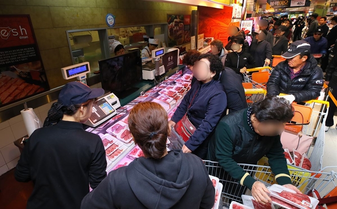 이마트는 전국한우협회, 한우자조금관리위원회와 공동 기획으로 1일부터 4일까지 4일간 행사카드로 구매할 경우 한우 전품목을 40%할인 판매한다. 연합뉴스