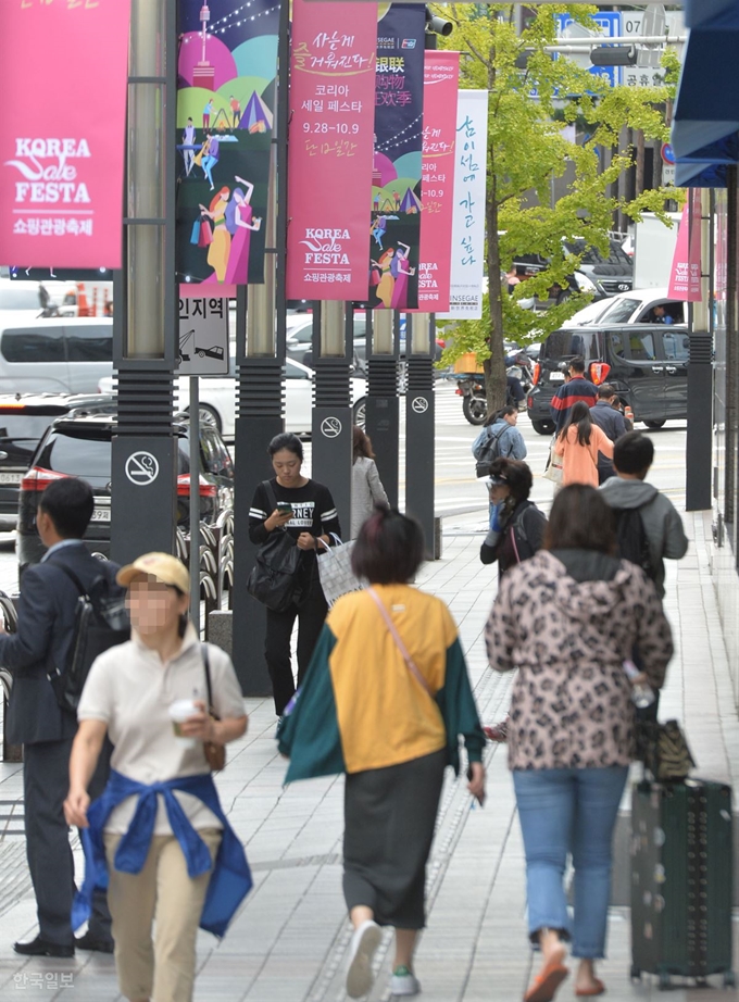 국내 최대 쇼핑·관광 축제 '2018 코리아세일페스타' 현수막이 신세계백화점 본점 앞 거리에 걸려있다. 김혜윤 인턴기자