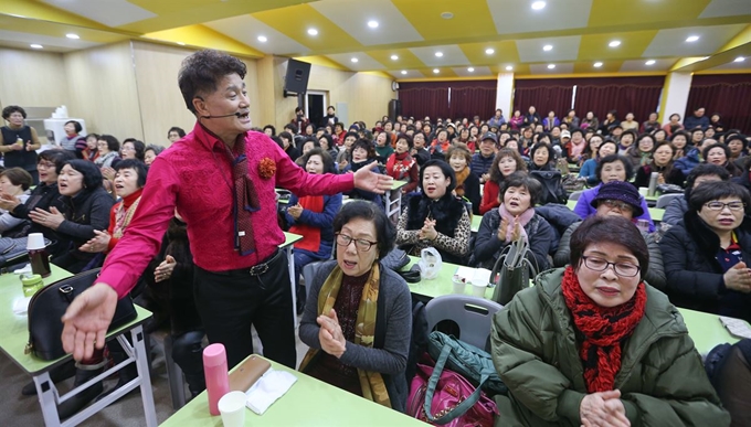 노래교실에서 가요를 지도하고 있는 최영훈 대서신협 전무. 대구 대서신협 제공.