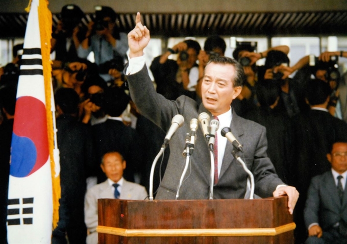 2000년 16대 국회의원에 당선된 신성일이 후보연설회에서 연설하고 있다. 한국일보 자료사진