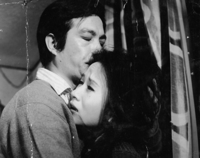 이장호 감독의 데뷔작 '별들의 고향'(1974)에서의 신성일.