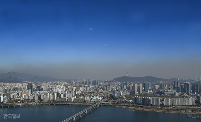 [저작권 한국일보] 4일 오전 서울 여의도 63빌딩에서 바라본 도심에 미세먼지띠가 뚜렷하게 보이고 있다. 류효진기자