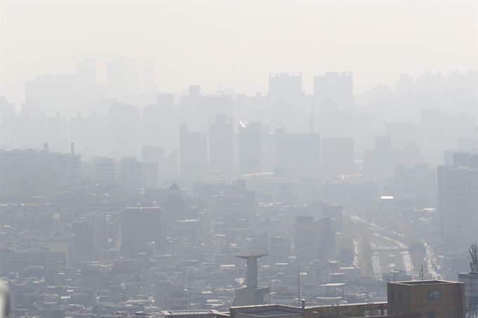 서울을 비롯한 수도권 초미세먼지 농도가 '나쁨' 수준을 보인 4일 서울시내가 뿌옇게 보이고 있다. 연합뉴스