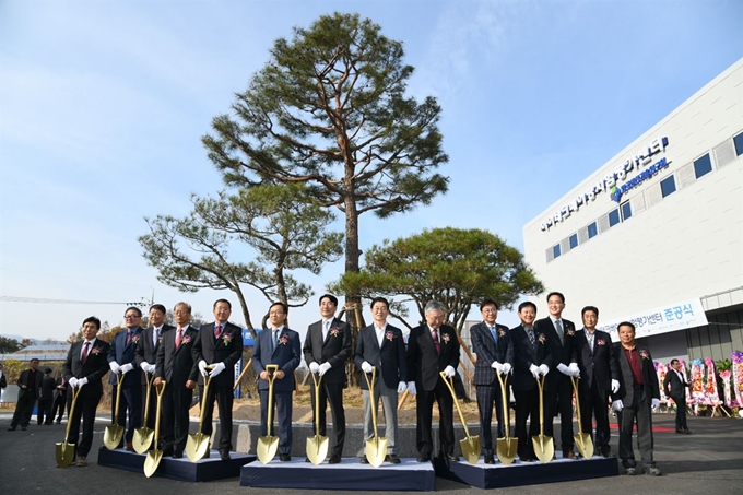 경북도와 영주시 관계자들이 5일 문을 연 하이테크베어링시험평가센터 준공 기념 식수를 했다. 영주시 제공