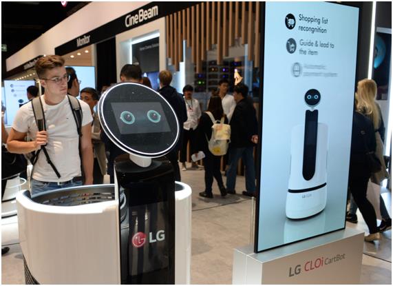 지난 9월 독일 베를린에서 열린 IFA 2018에 LG전자가 개발한 ‘LG 클로이 카트봇’이 전시돼 있다. LG전자 제공