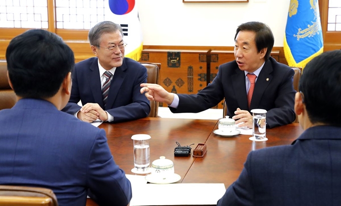 자유한국당 김성태 원내대표가 5일 청와대에서 열린 문 대통령과 여야 5당 원내대표들이 함께한 여·야·정 상설협의체 첫 회의에서 첫 발언 요구를 받자 더불어민주당 홍영표 원내대표에게 발언을 권하고 있다. 연합뉴스