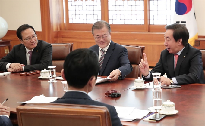 5일 오전 청와대 본관에서 열린 여야정 협의체회의에서 김성태 자유한국당 원내대표가 모두 발언을 하고 있다. 청와대사진기자단