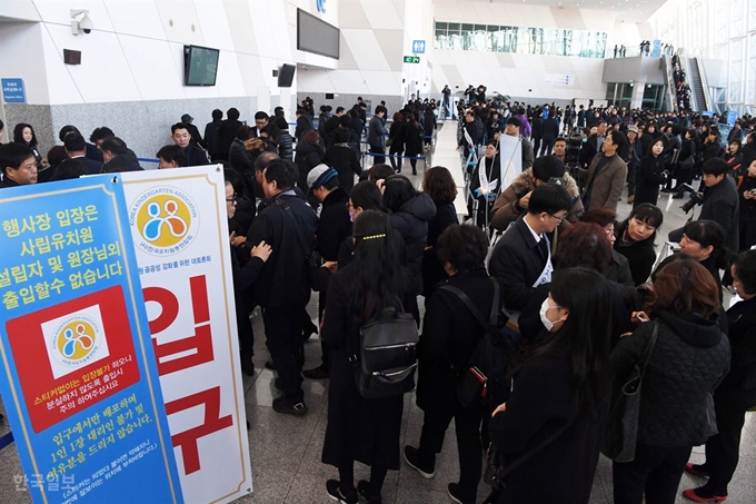 지난 달 30일 오전 일산 킨텍스에서 한국유치원총연합회 주최로 열린 사립유치원 공공성 강화를 위한 대토론회에서 참석자들이 입장하고 있다.이날 토론회 참석자들은 정부에 대한 항의와 사립유치원이 죽어간다는 의미로 검정색 복장을 입고 행사에 참여했다. 고영권 기자