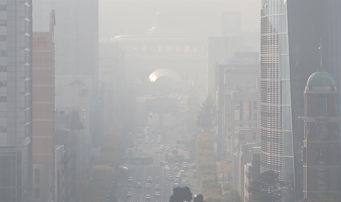 전국 곳곳에 미세먼지 농도가 '나쁨' 수준을 보이는 5일 오전 서울 서초구 일대에 미세먼지가 가득하다. 연합뉴스