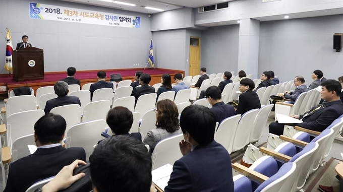 5일 오후 청주 청남대에서 열린 '제3차 시·도교육청 감사관 협의회'에서 이일권 부산시교육청 감사관이 발언하고 있다. 이날 협의회에서 감사관들은 유치원뿐만 아니라 초·중·고 감사 결과도 실명을 공개하기로 했다. 연합뉴스