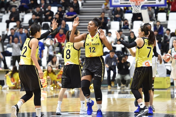 승기를 굳힌 후 기뻐하는 OK저축은행 선수들. WKBL 제공