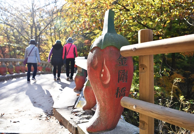 계곡을 건너는 다리 난간은 고추, 메주, 항아리 등을 형상화했다.