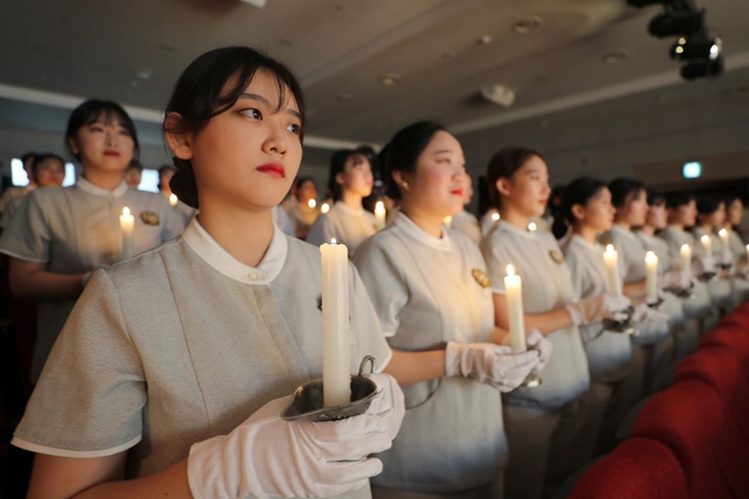 6일 부산 남구 동명대학교에서 간호학과 4학년 학생들이 촛불을 들고 나이팅게일 선서를 하고 있다. 연합뉴스