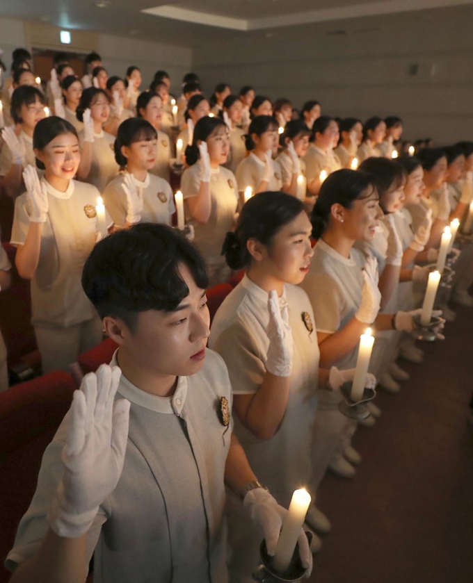 6일 부산 남구 동명대학교에서 간호학과 4학년 학생들이 촛불을 들고 나이팅게일 선서를 하고 있다. 연합뉴스