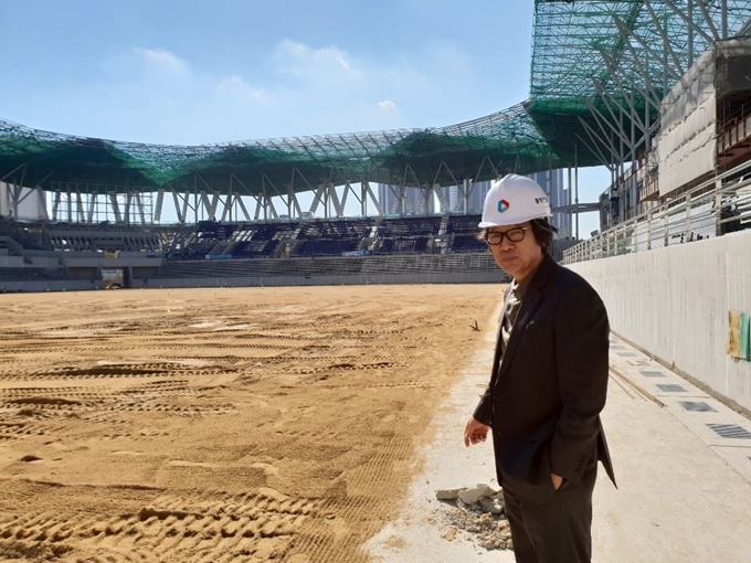 조광래 대구FC 대표이사가 새 홈 구장을 찾아 점검하고 있다. 대구FC 제공