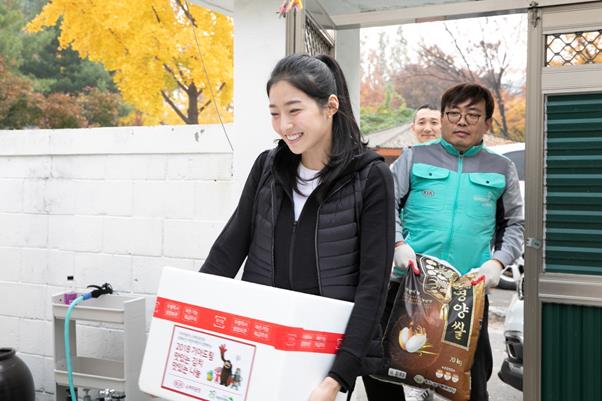 6일 오전 2018 미스코리아 ‘진’ 김수민이 경기도 광명시 저소득가정 아동세대에 김치를 전달하고 있다. 권영민 기자