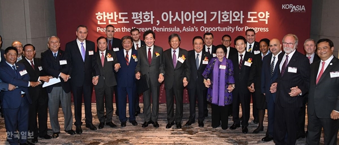 코라시아 포럼(THE KOR-ASIA FORUM 2018)이 7일 서울 용산 드래곤시티 호텔에서 한국일보 주최로 열린가운데 승명호 한국일보 회장, 문희상 국회의장, 이낙연 국무총리, 메가외티 인도네시아 전 대통령, 푼살마긴 몽골 전 대통령과 참석한 귀빈들이 포즈를 취하고 있다. 오대근 기자