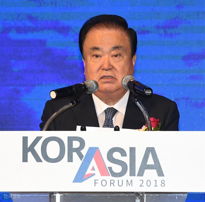 코라시아 포럼(THE KOR-ASIA FORUM 2018)이 7일 서울 용산 드래곤시티 호텔에서 한국일보 주최로 열린가운데 문희상 국회의장이 축사를 하고 있다. 오대근 기자