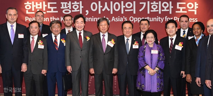 코라시아 포럼(THE KOR-ASIA FORUM 2018)이 7일 서울 용산 드래곤시티 호텔에서 한국일보 주최로 열린가운데 승명호 한국일보 회장, 문희상 국회의장, 이낙연 국무총리, 메가외티 인도네시아 전 대통령, 푼살마긴 몽골 전 대통령과 참석한 귀빈들이 포즈를 취하고 있다. 오대근 기자