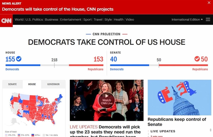 미국 민주당이 중간선거에서 하원을 장악할 것으로 전망된다는 속보를 전한 CNN 홈페이지 메인 화면. CNN 홈페이지 캡처