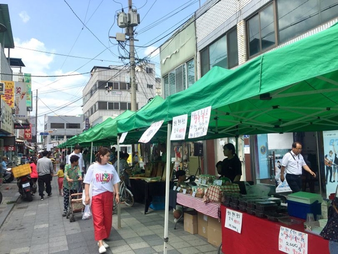 지난 6월 서성로~남성로 차 없는 거리에서 개최된 상주 왕산장터 전경. 상주시 제공