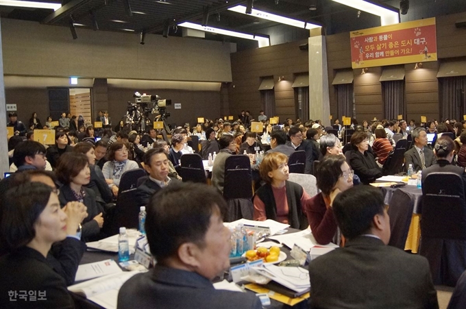 [저작권 한국일보]대구시민들이 지난 2일 대구 북구 대구삼성창조캠퍼스 중앙컨벤션홀에서 '성숙한 반려동물 문화, 우리 함께 하시게냥'을 주제로 열린 대구시민원탁회의에서 설명을 듣고 있다. 김재현기자 k-jeahyun@hankookilbo.com