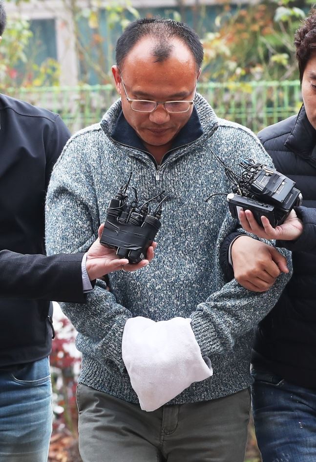 ‘엽기행각’과 ‘직원폭행’ 등 사회적 공분을 일으킨 양진호 한국미래기술 회장이 7일 오후 경기도 수원시 경기남부지방경찰청 광역수사대로 압송되고 있다. 뉴스1