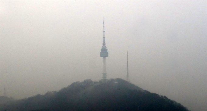 서울이 초미세먼지 나쁨을 보이고 있는 가운데 7일 오전 서울 중구에서 바라본 남산N타워가 뿌옇게 보이고 있다. 뉴시스