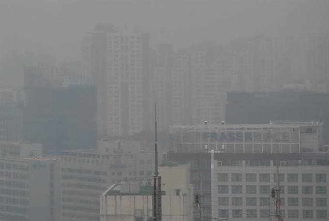 가을비가 내린 7일 서울 도심이 비와 미세먼지로 온통 희뿌옇다. 연합뉴스