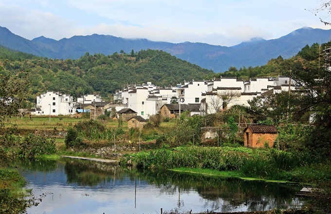 산에서 내려온 물은 훙관촌을 지나 수구에 모인다.