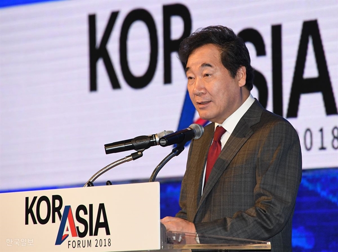 [저작권 한국일보] 이낙연 국무총리가 7일 한국일보 주최 코라시아 포럼(THE KOR-ASIA FORUM 2018)에 참석해 축사를 하고 있다. 오대근 기자