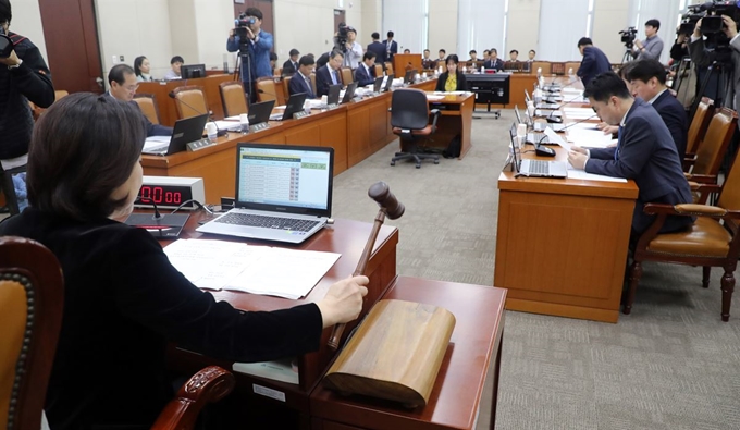 7일 국회에서 열린 정치개혁특별위원회 전체회의에서 심상정 위원장이 의사봉을 두드리고 있다. 연합뉴스