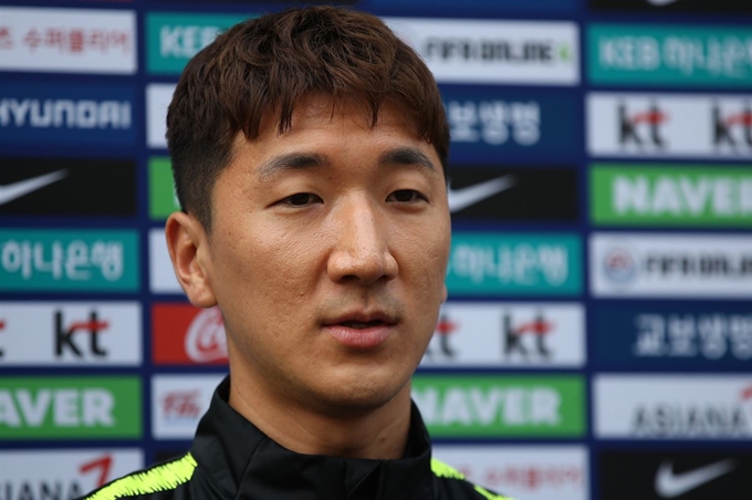 정우영이 지난달 9일 파주 국가대표트레이닝센터(NFC)에서 열린 축구대표팀 훈련에 앞서 취재진 질문에 답하고 있다. 연합뉴스