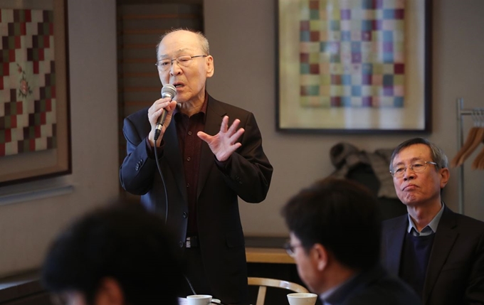 염무웅 국립한국문학관 설립추진위원회 위원장이 8일 오후 서울 종로구 한 식당에서 한국문학관 건립부지 선정 관련 기자간담회에서 발언하고 있다. 연합뉴스