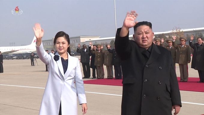 김정은 북한 국무위원장과 부인 리설주 여사가 6일 방북 일정을 마치고 귀국하는 미겔 디아스카넬 쿠바 국가평의회 의장을 배웅하고 있다. 조선중앙TV 연합뉴스