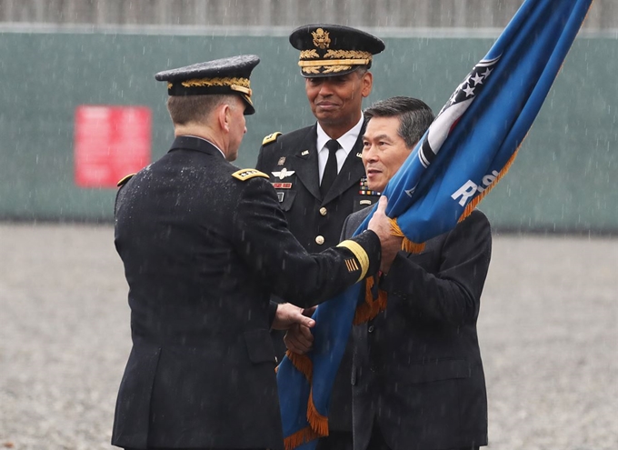 정경두 국방부 장관이 8일 오전 경기 평택시 캠프 험프리스 바커 필드에서 열린 한미연합사령관 이취임식에서 빈센트 브룩스 대장이 전달한 연합사 깃발을 신임 로버트 에이브럼스 사령관에게 전달하고 있다. 평택=연합뉴스