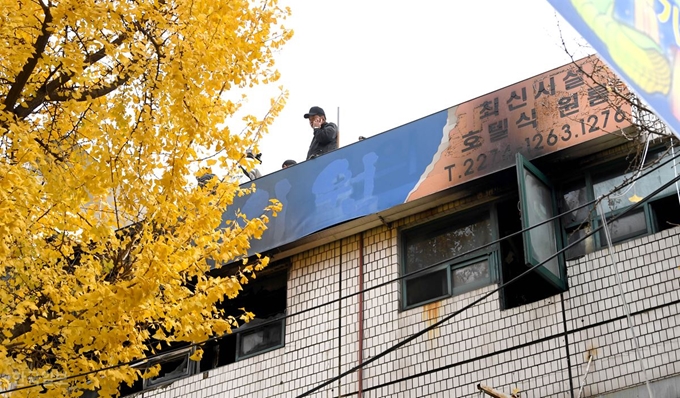 [고4] [저작권 한국일보]고시원 화재감식9일 오전 화재가 발생한 서울 종로구 관수동의 한 고시원에서 경찰 및 소방 관계자들이 감식을 벌이고 있다. 서재훈 기자 spring@hankookilbo.com /2018-11-09(한국일보)