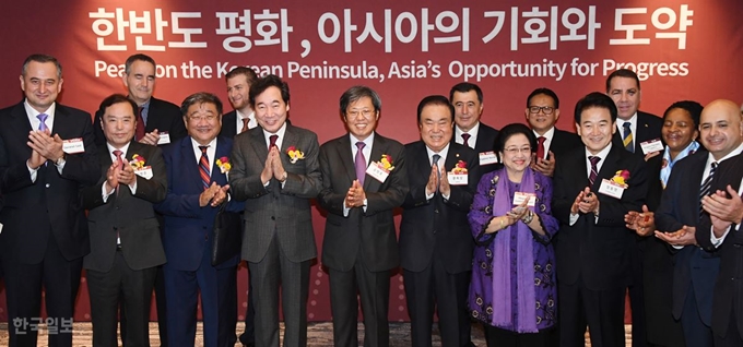 [저작권 한국일보] 코라시아 포럼(THE KOR-ASIA FORUM 2018)이 7일 서울 용산 드래곤시티 호텔에서 한국일보 주최로 열린가운데 승명호 한국일보 회장, 문희상 국회의장, 이낙연 국무총리, 메가외티 인도네시아 전 대통령, 푼살마긴 몽골 전 대통령과 참석한 귀빈들이 포즈를 취하고 있다.오대근기자 /2018-11-07(한국일보)