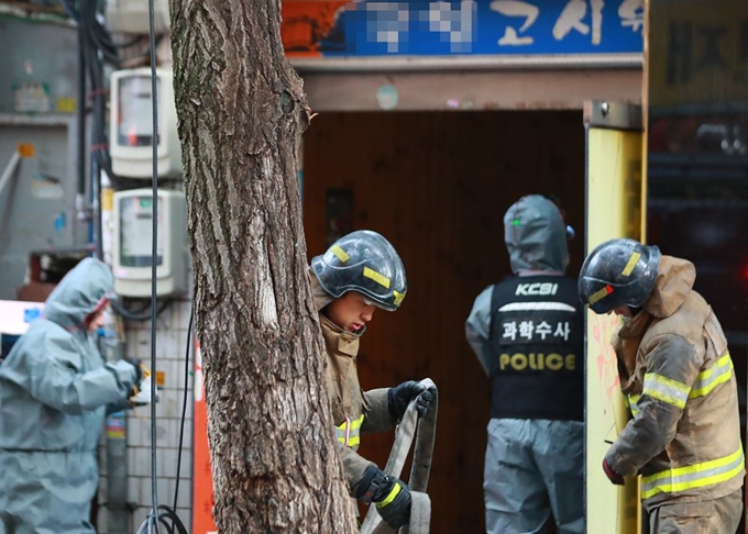 9일 오전 화재가 발생한 서울 종로구 관수동의 한 고시원에서 소방대원들이 추가 인명 피해 여부를 확인한 뒤 고시원을 나서고 있다. 연합뉴스