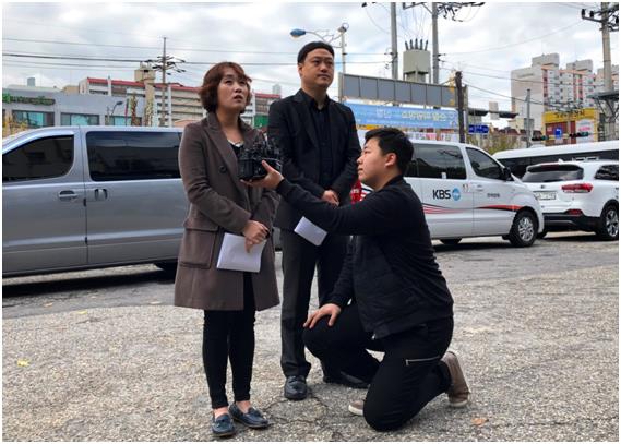 인천 한 대형 교회 김모 목사 ‘그루밍 성폭력’ 의혹 피해자 측을 대변하고 있는 정혜민(왼쪽) 목사와 김 디모데(가운데) 목사가 9일 오전 인천 부평경찰서 앞에서 경찰 조사를 앞두고 입장을 밝히고 있다. 이환직 기자