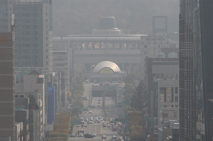 가을비가 그친 9일 오후 서울 서초구 일대가 뿌옇게 보이고 있다. 기상청은 "미세먼지는 대기확산이 원활하여 대부분의 지역이 '보통' 수준을 나타내지만 서쪽 지역은 국내 오염물질에 국외 유입이 더해져 낮부터 농도가 다소 높아질 것으로 예상된다"고 밝혔다. 뉴스1