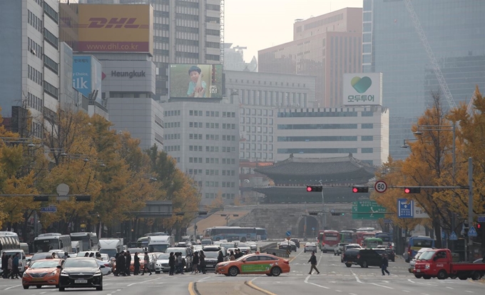 늦가을 비가 그치고 다시 미세먼지가 몰려올 것으로 예보된 9일 오후 서울 중구 세종대로 일대 도심이 뿌옇게 보이고 있다. 연합뉴스