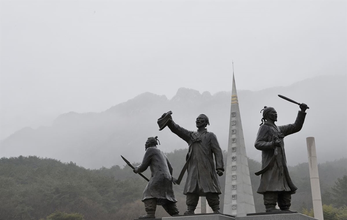 전북 정읍 내장산 자락에 세워진 동학농민운동기념탑. 한국일보 자료사진