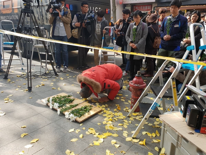 [저작권 한국일보]화재가 발생한 종로구 관수동 화재현장 앞에서 10일 오전 시민단체 사람들이 추모의 헌화를 하고 있다. 한소범 기자