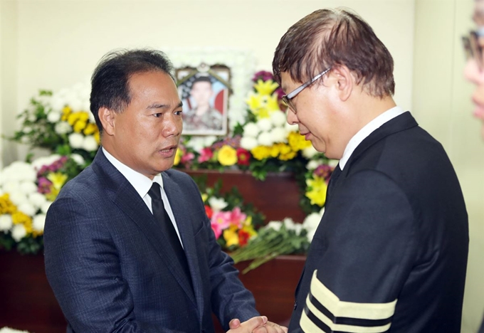 음주운전을 하다가 적발된 민주평화당 이용주 의원(왼쪽)이 10일 오후 부산 해운대구에 있는 부산국군병원 장례식장에 마련된 윤창호씨 빈소를 찾아 유족을 위로하고 있다. 연합뉴스